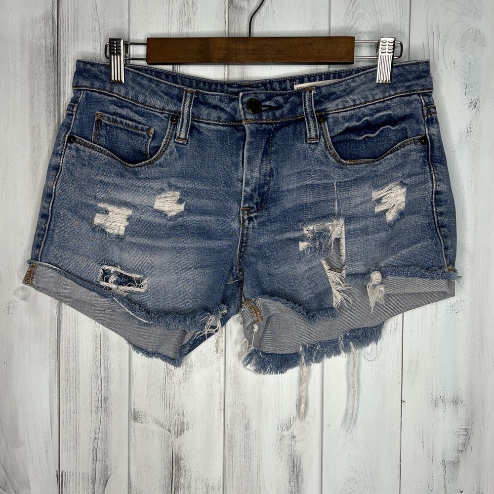 BLANKNYC MEDIUM WASH DISTRESSED THRASHED TOMBOY DESTROYED JEAN DENIM SHORTS 26
